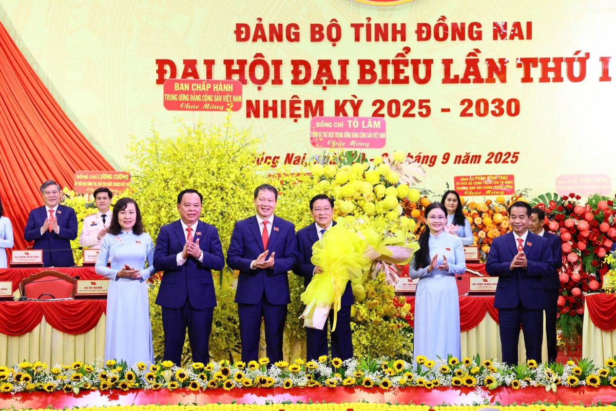 Đại diện Ban Chấp hành Đảng bộ tỉnh Đồng Nai nhận hoa chúc mừng của lãnh đạo Đảng, Nhà nước