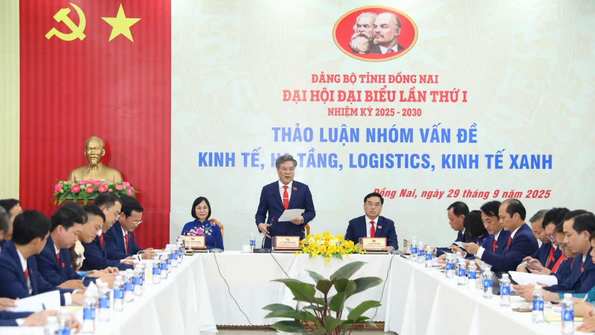 Tổ thảo luận về vấn đề kinh tế, hạ tầng, logistic, kinh tế xanh
