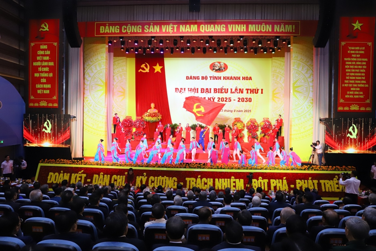 Đại hội Đảng bộ tỉnh Khánh Hòa lần thứ I, với sự tham gia của gần 400 đại biểu