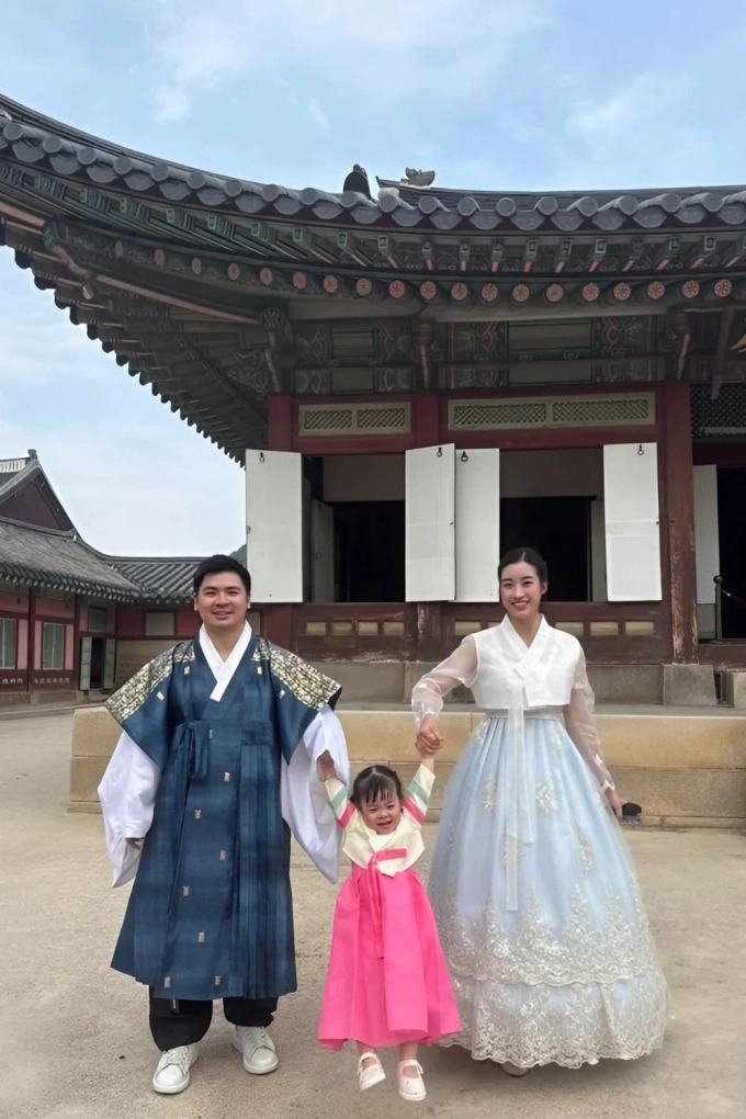 Sao Việt 22/9: Hoa hậu Đỗ Mỹ Linh khoe ảnh hai vợ chồng nô đùa cùng con gái Titi ở Hàn Quốc.