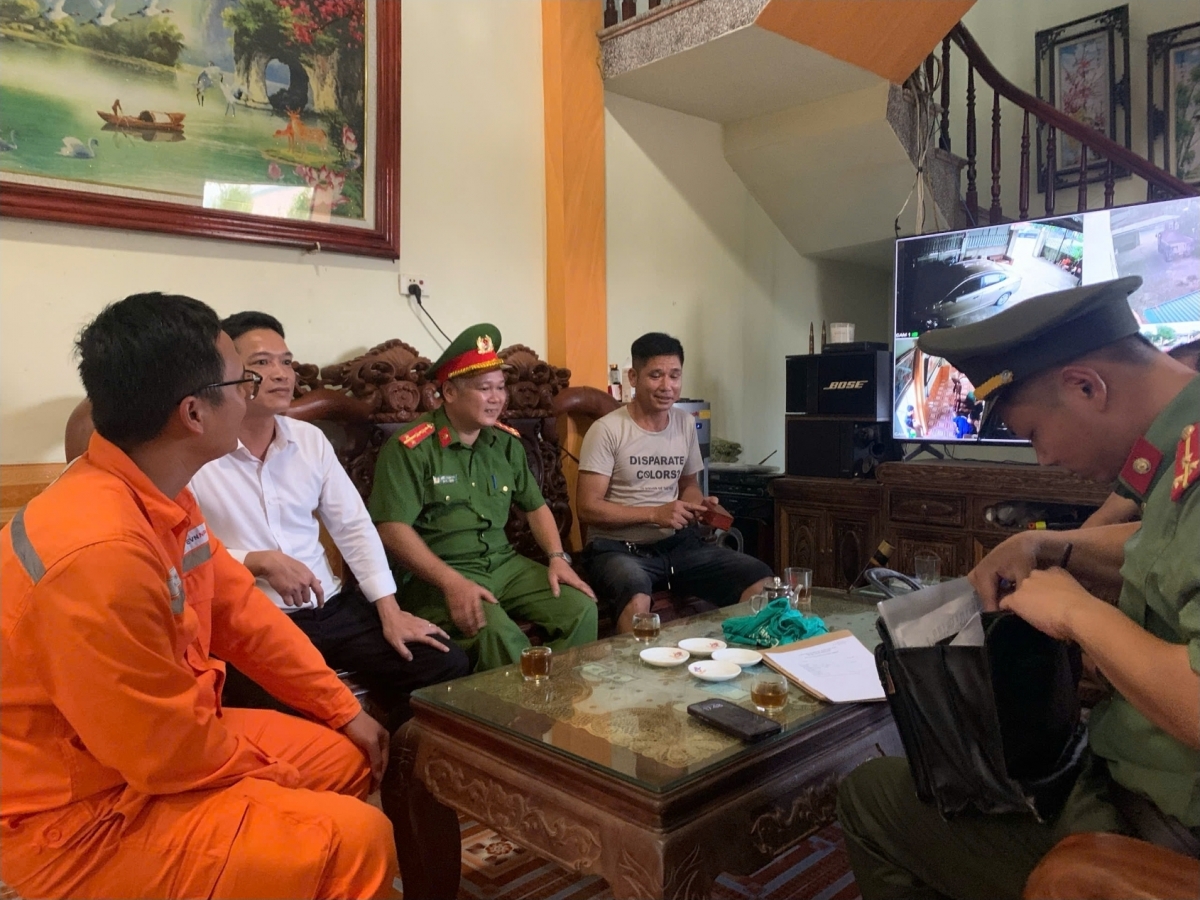 Đội Quản lý Điện lực khu vực Ân Thi phối hợp cùng khách hàng Hồ Văn Trường làm việc với Công an xã Ân Thi