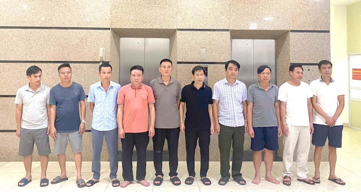 Các đối tượng bị khởi tố về hành vi “Đưa hối lộ, môi giới hối lộ và nhận hối lộ” (Ảnh: CA Thanh Hóa)