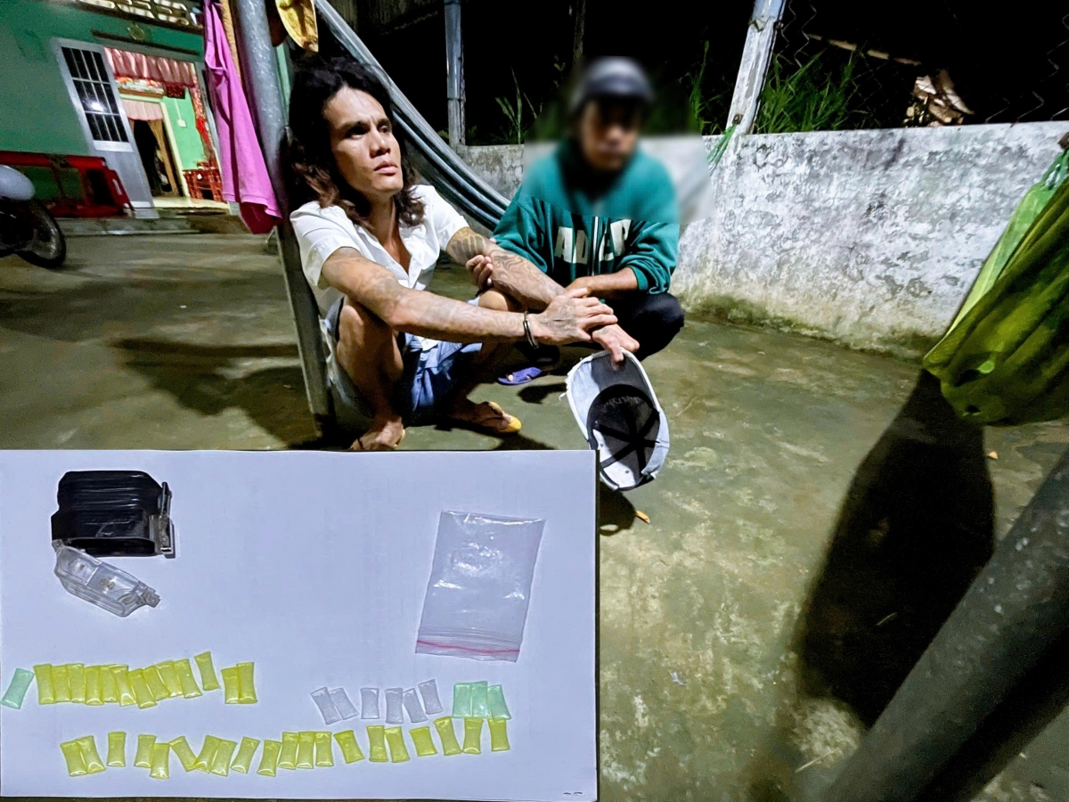 Đối tượng Châu Luôi cùng số tang vật tại hiện trường