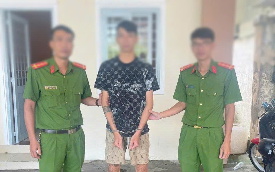 Đối tượng Khanh bị áp giải về trụ sở Phòng Cảnh sát hình sự để làm việc