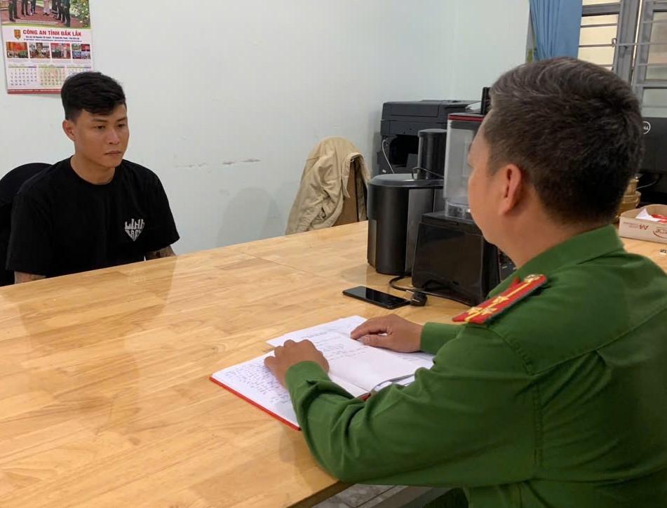 Đối tượng Trần Hồ Đỗ Tú làm việc với công an.