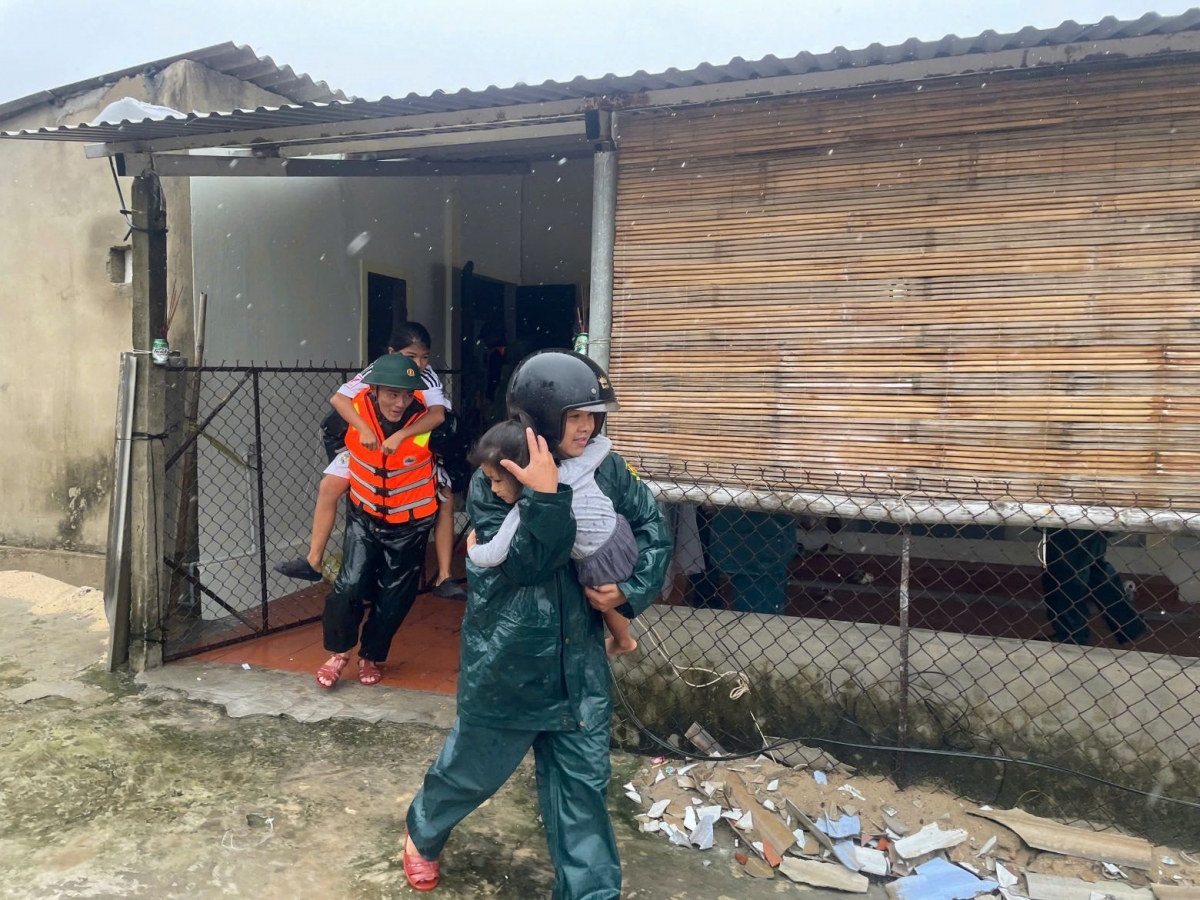 Đồn Biên phòng cửa khẩu cảng Thuận An di dời người dân đến nơi an toàn