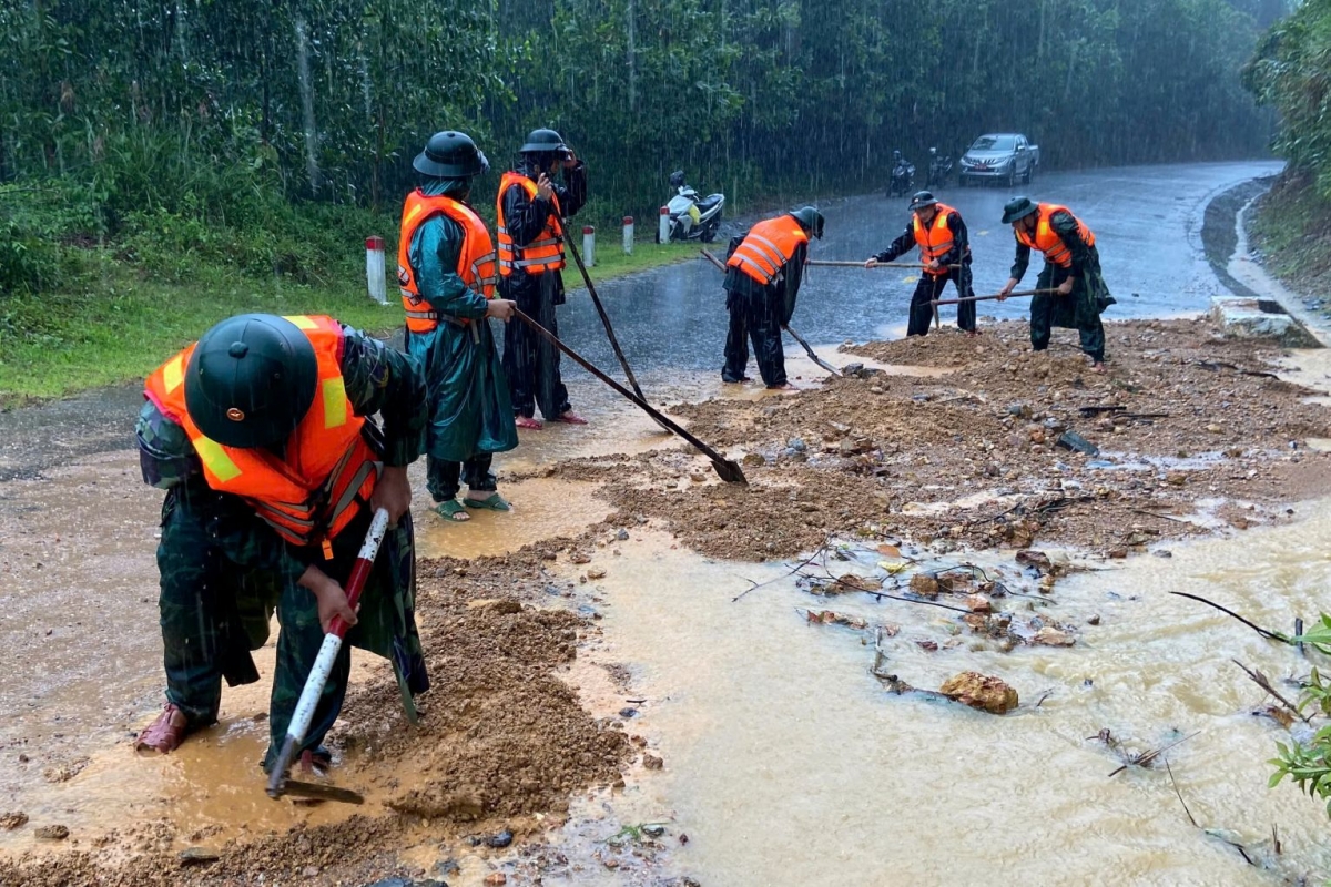 Đồn Biên phòng cửa khẩu Hồng Vân đào xúc đất đá, san gạt mặt đường, tạo điều kiện cho phương tiện lưu thông