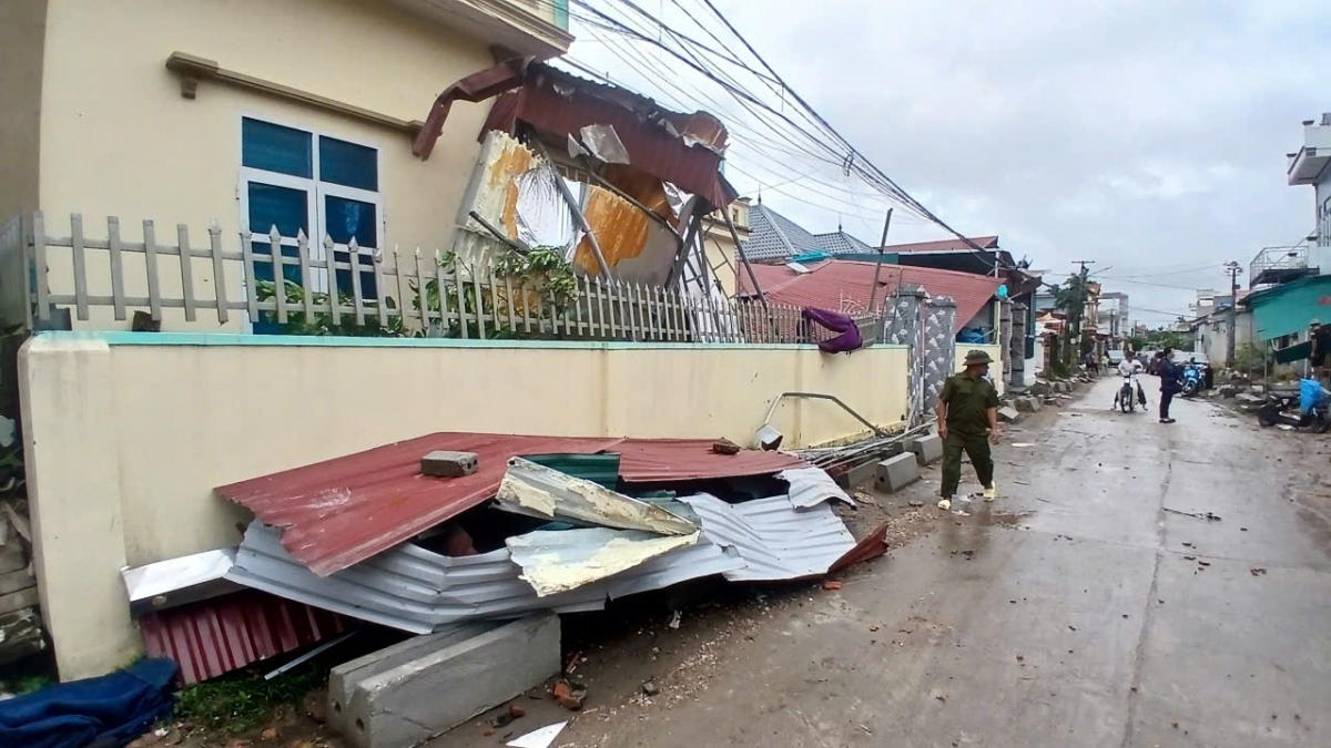 Dông lốc quét qua xã Thái Thụy. Ảnh: PV