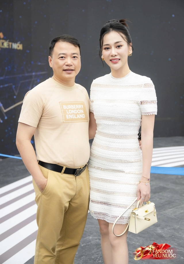 Với chủ đề "Ngày của phim truyền hình", các diễn viên của Trung tâm Sản xuất phim truyền hình (VFC) đã trực tiếp gặp gỡ, giao lưu với khán giả vào sáng 4/9 tại Trung tâm Hội chợ Triển lãm quốc gia (Đông Anh, Hà Nội). Shark Bình hiếm hoi xuất hiện để "tháp tùng" vợ đi sự kiện.