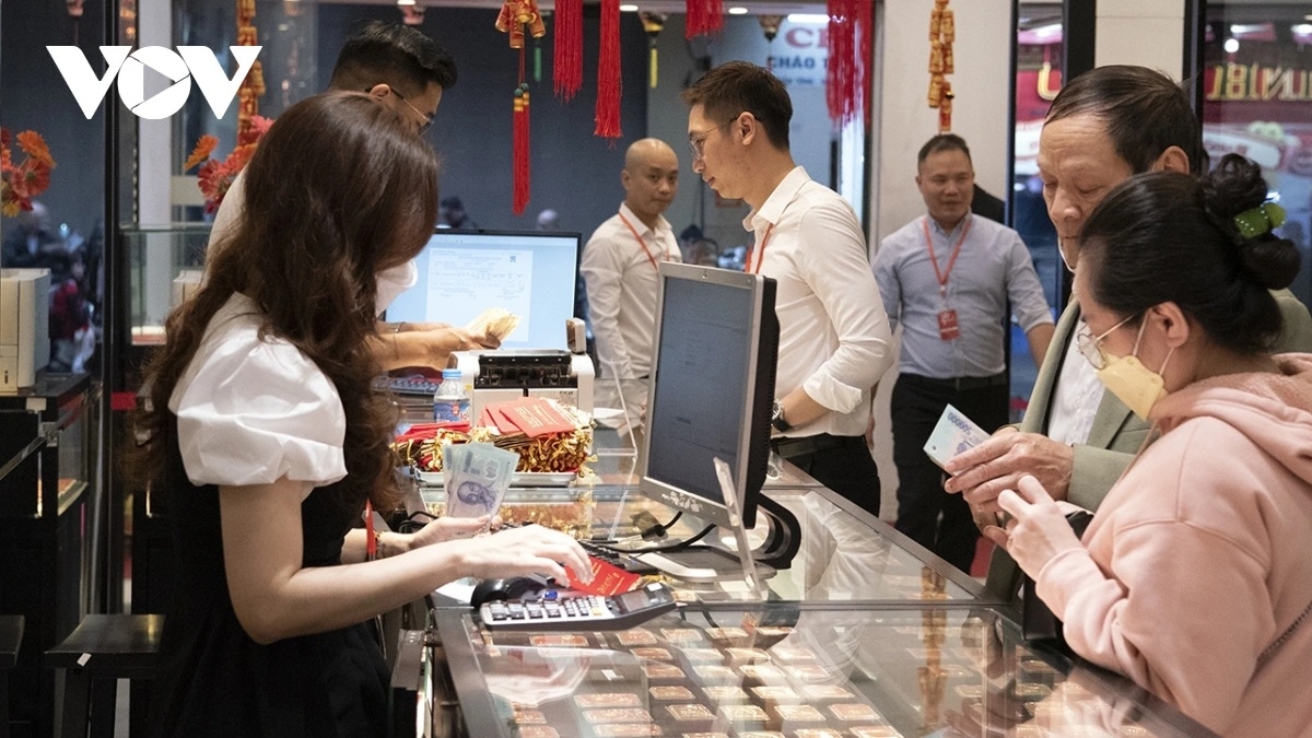 Bên cạnh những người đầu cơ, lướt sóng vàng để kiếm chênh lệch, nhiều người dân mua vàng để tích lũy, “làm của”, dành cho những khi nhà có việc cần tiền mới đem ra bán