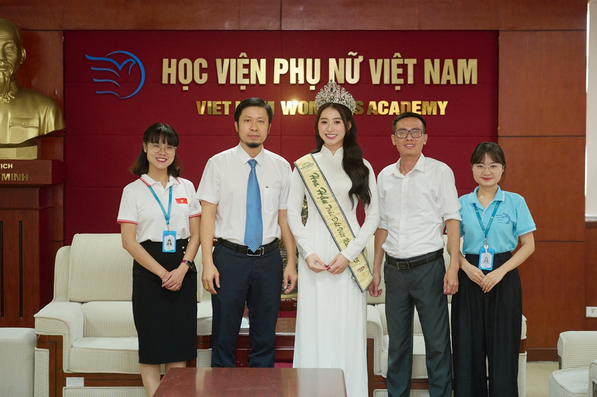 Hoa hậu Trái Đất Việt Nam 2025 Trâm Anh tại lễ khai giảng trường Học viện Phụ nữ Việt Nam