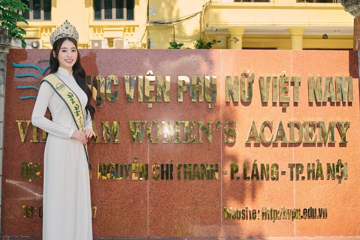 Ngày khai giảng năm học mới, Hoa hậu Trái Đất Việt Nam 2025 Trâm Anh trở lại giảng đường quen thuộc tại Học viện Phụ nữ Việt Nam. Đây là khoảnh khắc cô sống lại những kỷ niệm tuổi trẻ, đồng thời gửi gắm thông điệp tích cực đến các bạn tân sinh viên.