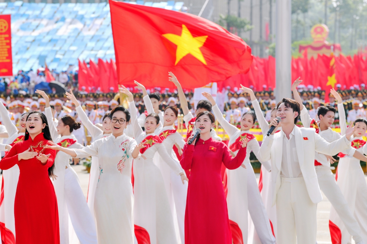 "Sao mai" Nguyễn Thu Hằng (thứ 2 từ phải qua) là một trong số 80 nghệ sĩ tiêu biểu tham gia hòa giọng trong tiết mục nghệ thuật liên khúc đặc biệt tại Lễ kỷ niệm, diễu binh, diễu hành sáng 2/9.
