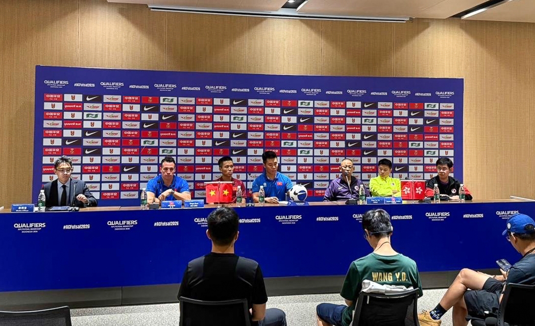 HLV Diego Giustozzi cùng đội trưởng Phạm Đức Hòa tham dự buổi họp báo. (Ảnh: VFF)