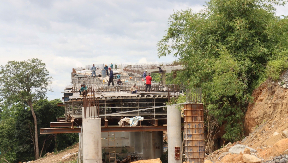 Một trong 6 cầu cạn trên đèo Đại Ninh đang gấp rút thi công