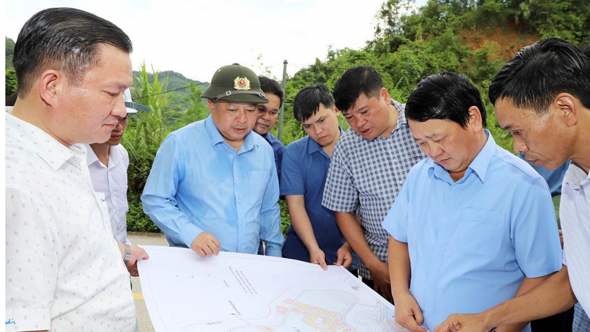 Ông Hầu A Lềnh và Chủ tịch Ủy ban nhân dân tỉnh Tuyên Quang Phan Huy Ngọc kiểm tra bản đồ vị trí đất dự kiến xây trường Nội trú liên cấp 1, 2 xã Thanh Thủy. Ảnh: Báo Tuyên Quang