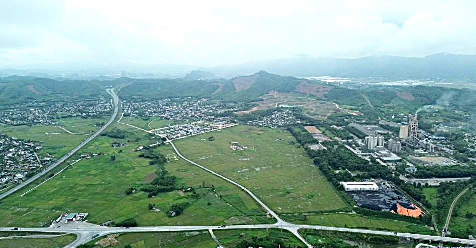 Khu vực bằng phẳng nằm giữa Nhà máy xi măng Hoàng Mai và đường bộ cao tốc. Ảnh: Tiến Đông