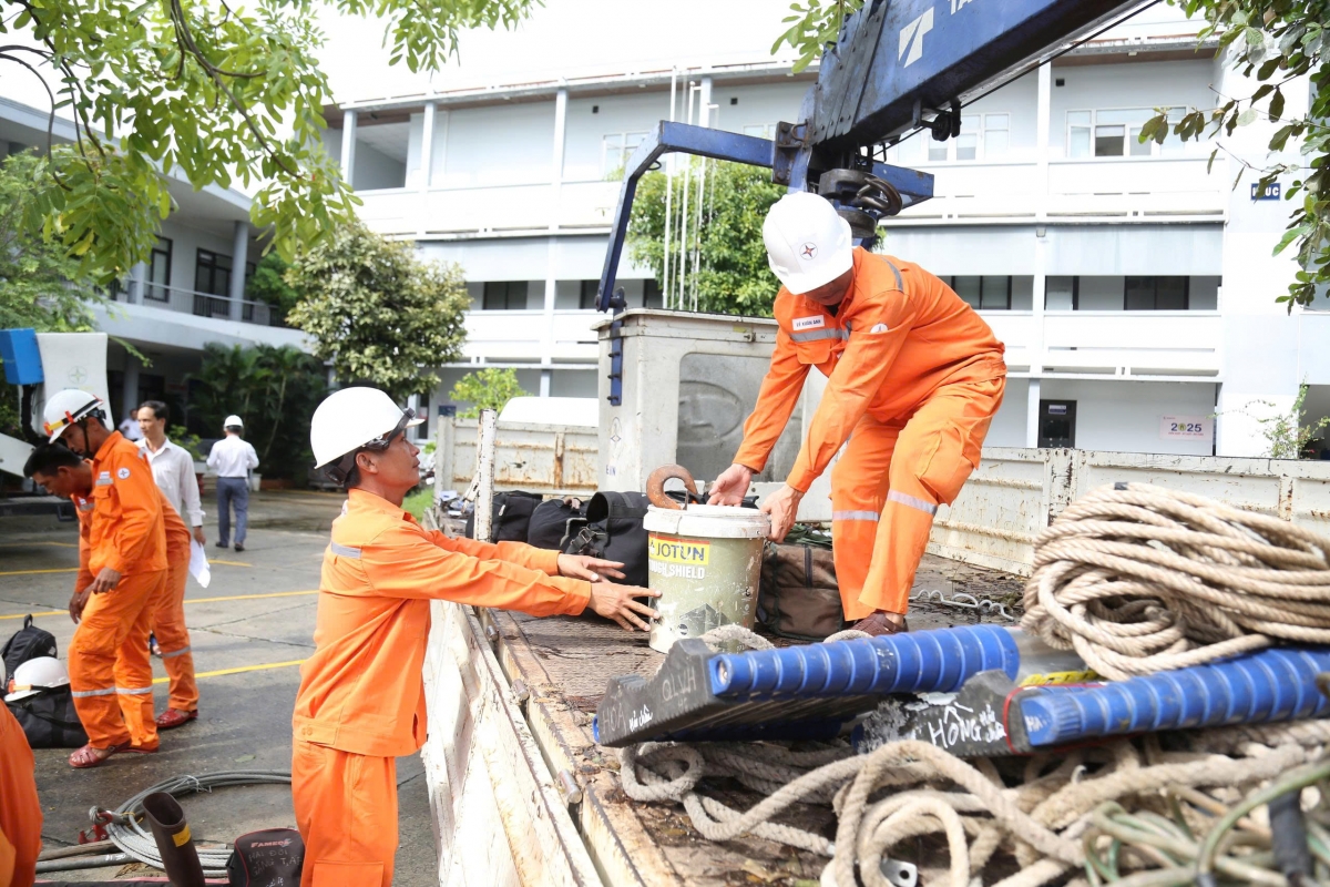 Công nhân, kỹ sư ngành điện miền Trung tăng cường ra các tỉnh Quảng Trị, Hà Tĩnh
khắc phục hậu quả bão số 10