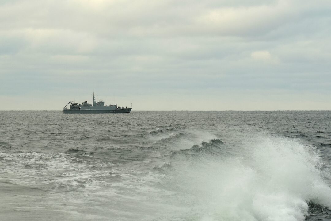 Tàu dò mìn Sakala của Estonia tuần tra gần cơ sở hạ tầng ngầm ở Vịnh Phần Lan, Biển Baltic ngày 13/2. Ảnh: Reuters