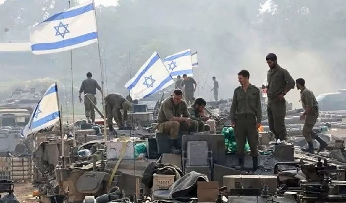 Lính Israel nghỉ ngơi trên xe tăng gần biên giới Dải Gaza. Ảnh: Reuters