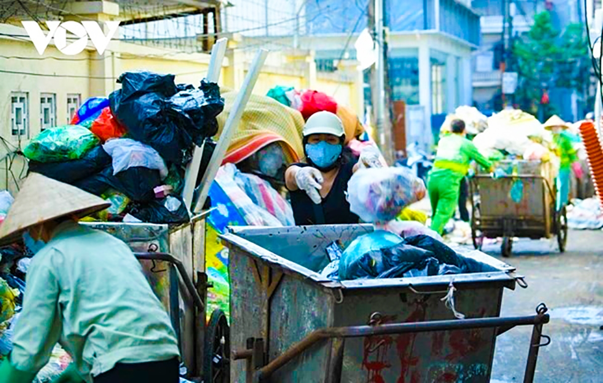 Có nhiều nguyên nhân dẫn tới rất khó phân loại, thu gom, xử lý rác thải tại các đô thị lớn, trong đó chủ yếu là hạ tầng kỹ thuật không đồng bộ, cơ chế huy động nguồn lực trong xã hội, nhận thức và ý thức trách nhiệm của một số cấp ủy đảng, chính quyền, đoàn thể và người dân chưa đầy đủ...