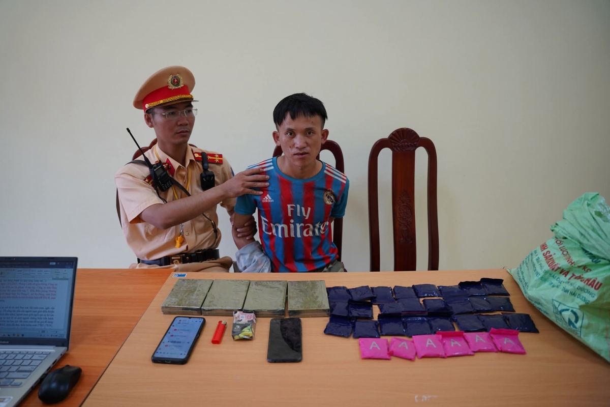 Đối tượng tượng Sùng A Súa cùng tang vật bị bắt giữ.