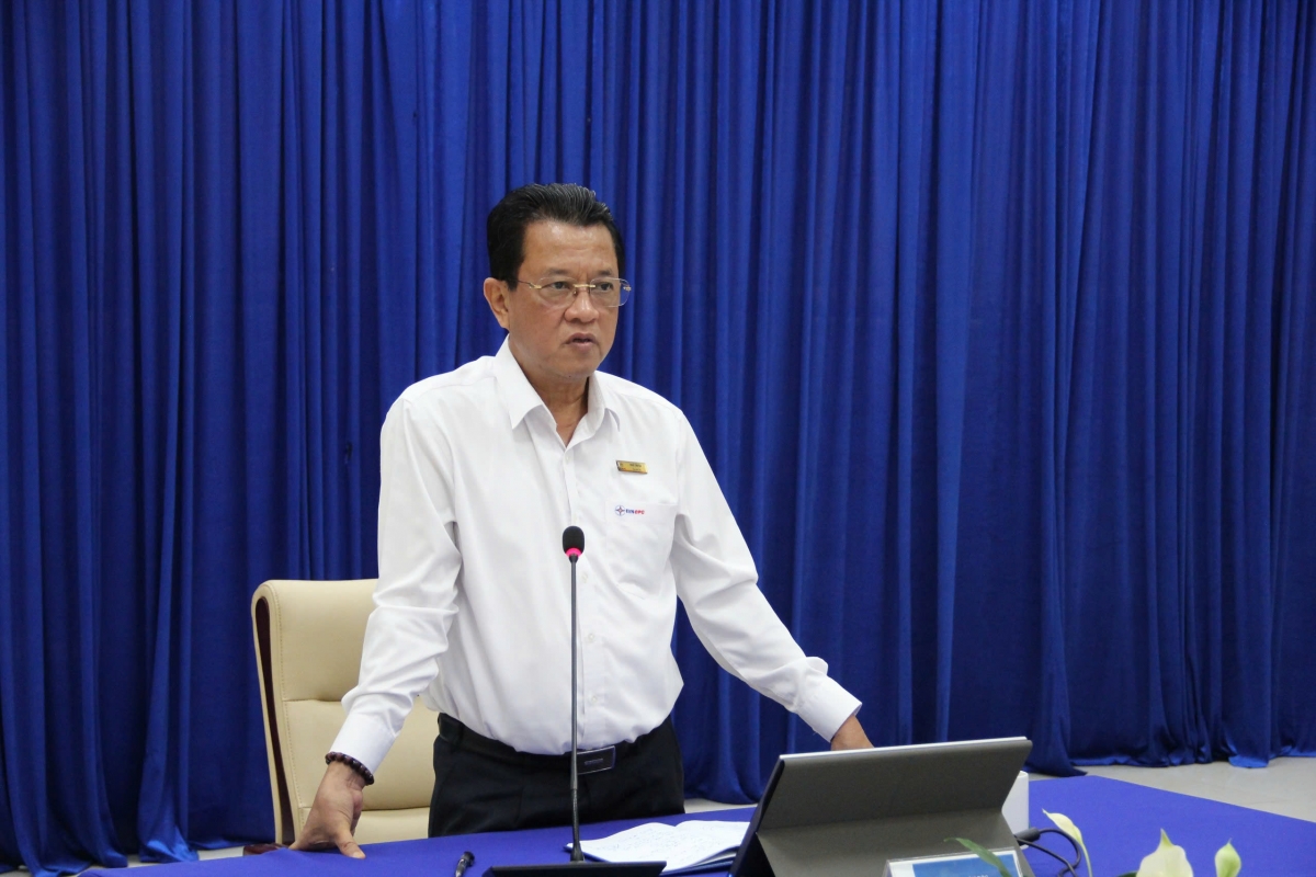 Ông Ngô Tấn Cư, Tổng Giám đốc EVNCPC họp khẩn chỉ đạo công tác khắc phục hậu quả bão và tăng cường nhân lực, phương tiện hỗ trợ PC Quảng Trị và Hà Tĩnh khắc phục hậu quả bão số 10