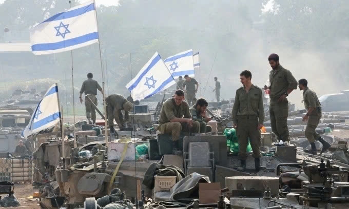 Lính Israel nghỉ ngơi trên xe tăng gần biên giới Dải Gaza. Ảnh: Reuters
