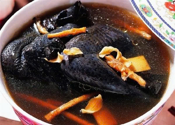 Gà ác được sử dụng không chỉ như một loại thực phẩm bồi bổ cho người bệnh, người mới ốm dậy mà còn là vị thuốc quý trong y học cổ truyền