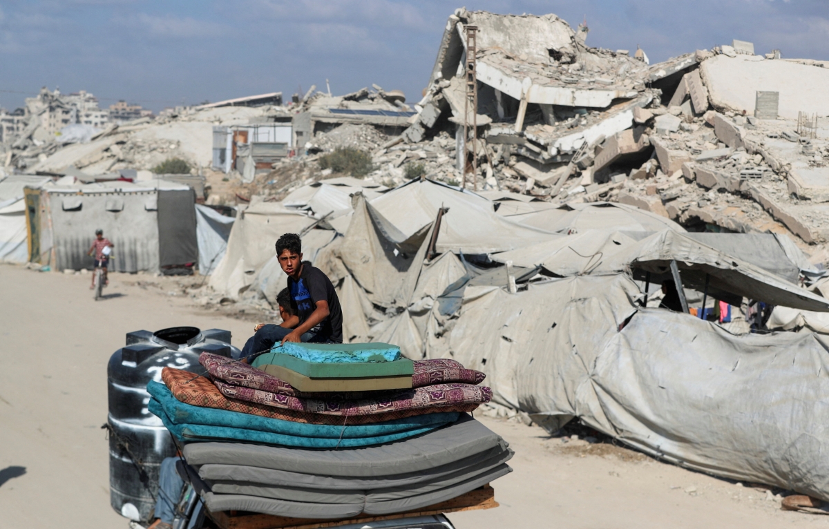 Người dân Palestine di tản chạy trốn trong chiến dịch quân sự của Israel. (Ảnh: Reuters)