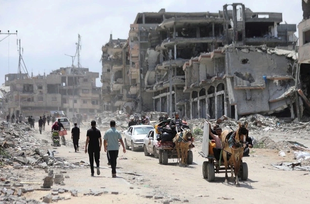 Người dân Palestine sơ tán ở bắc Gaza. Ảnh: Reuters