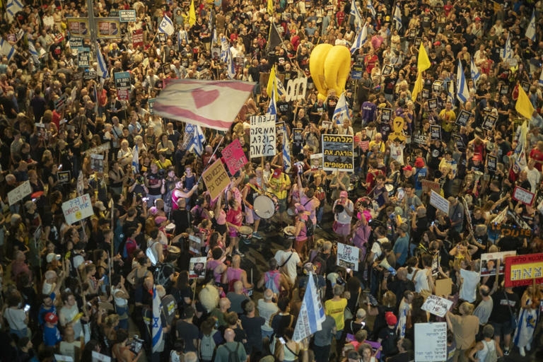 Biểu tình phản đối Israel chiếm Gaza. Ảnh: Bloomberg