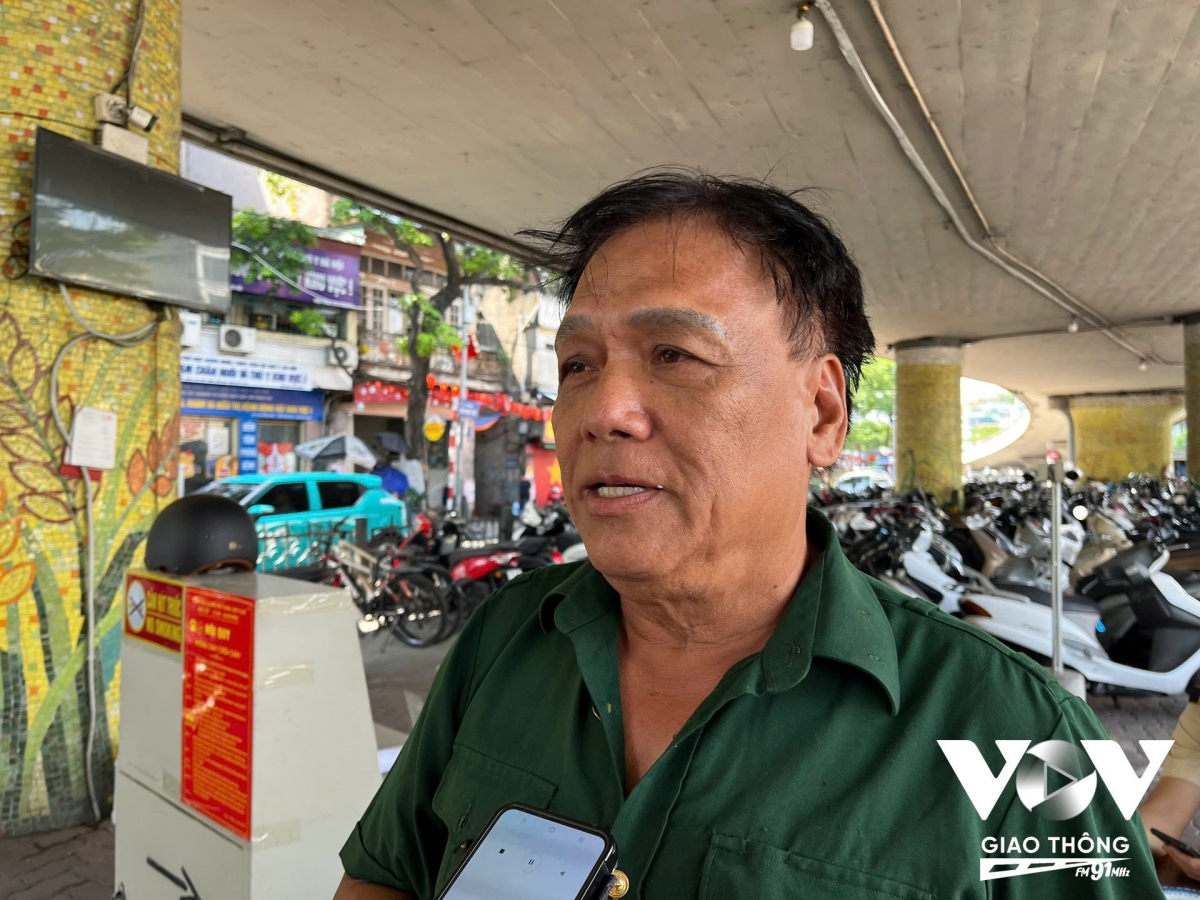 Ông Nguyễn Trương Đức (ở Nguyễn Hữu Huân, Hoàn Kiếm, Hà Nội cũng lo lắng khi điểm trông giữ quen thuộc bị dừng hoạt động