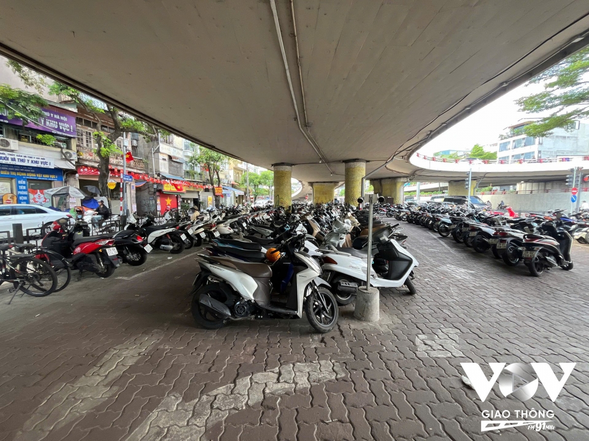 Bãi trông giữ xe dưới gầm cầu Chương Dương hiện có khoảng 300 xe máy
