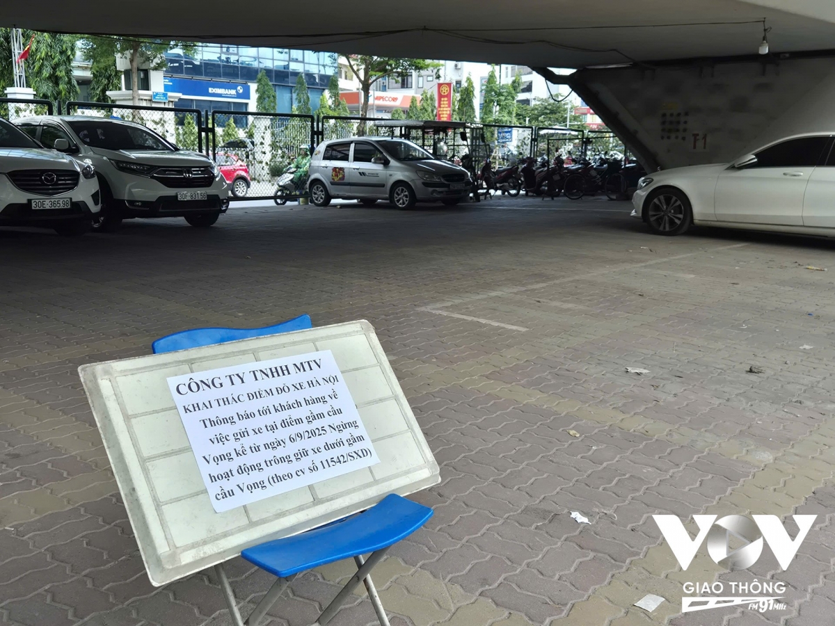 Bãi trông giữ xe dưới gầm cầu vượt Ngã tư Vọng đã treo biển tạm dừng hoạt động