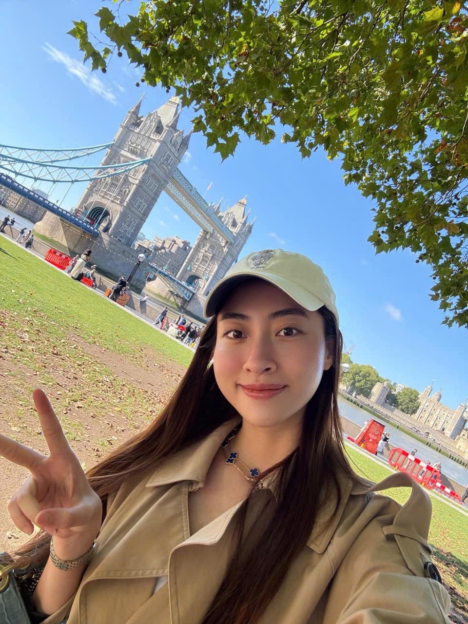 Hoa hậu Lương Thùy Linh có chuyến công tác tại Anh. Người đẹp để mặt mộc vẫn được khen xinh đẹp.
