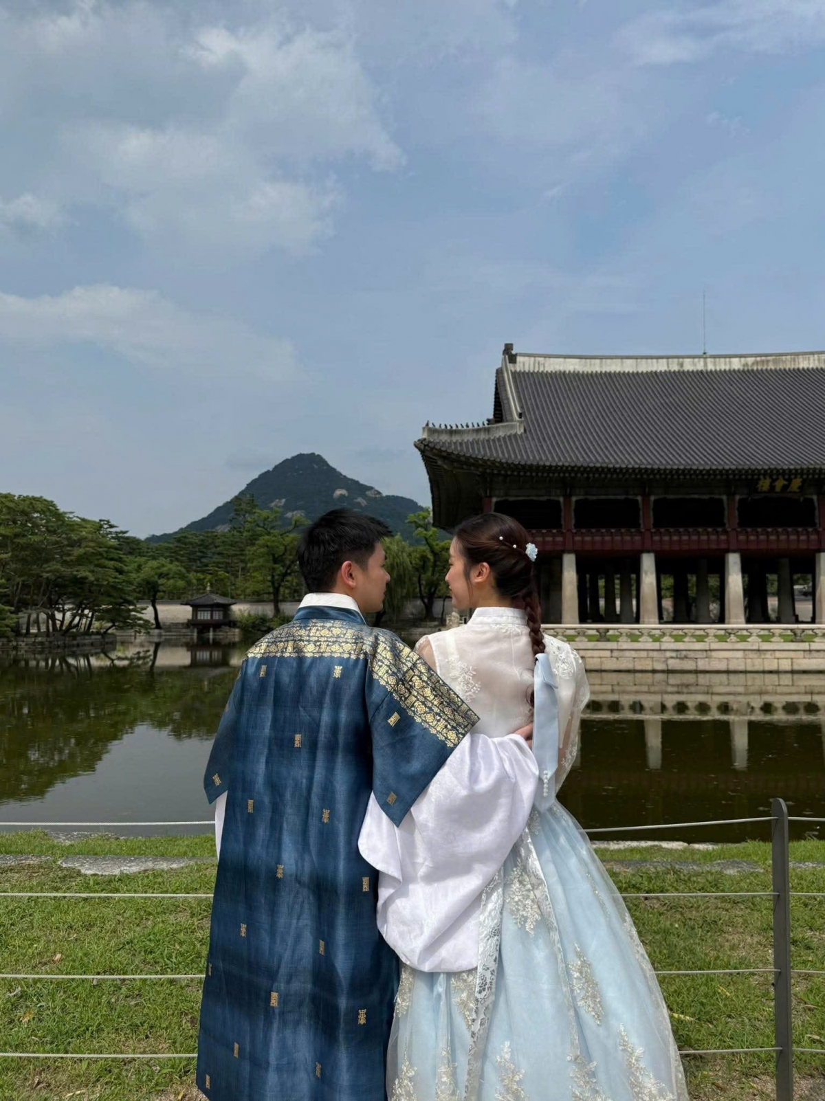 Đăng ảnh tình tứ bên vợ - hoa hậu Đỗ Mỹ Linh, doanh nhân Đỗ Vinh Quang viết: "Tựa như lê hoa từng cánh nở…. Nàng cười một lần, ta ôm mộng mất ba thu".