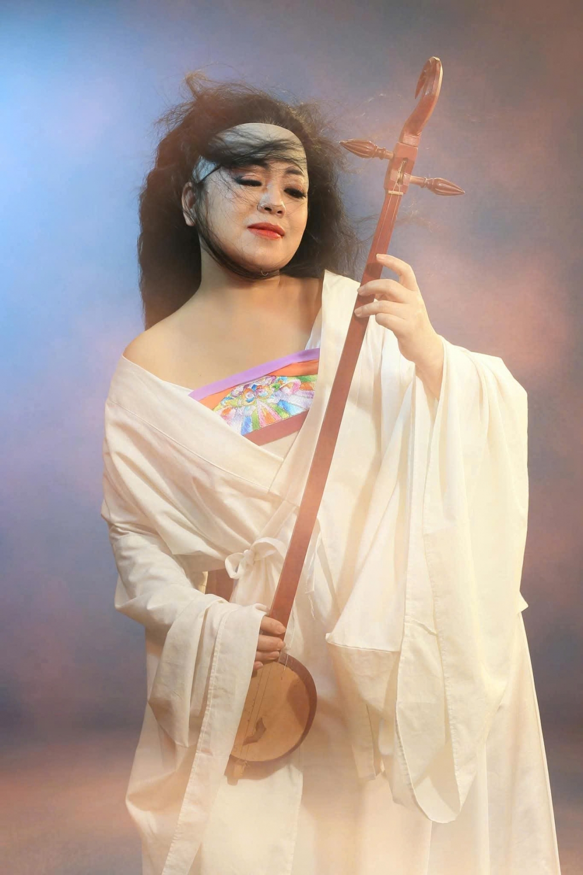 Ca sĩ Anh Thơ đăng bộ ảnh mới khiến nhiều khán giả không nhận ra bởi phong cách mới lạ, không giống hình ảnh nữ ca sĩ thường thấy trong tà áo dài trên sân khấu.