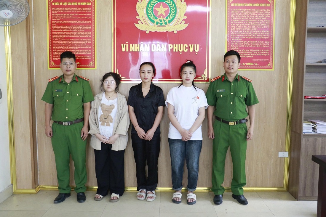 Các đối tượng Vi Thị Lan, Lô Thị Vuông và Lô Thị Nhâm tại Cơ quan Công an (Ảnh: Thủy Phạm)