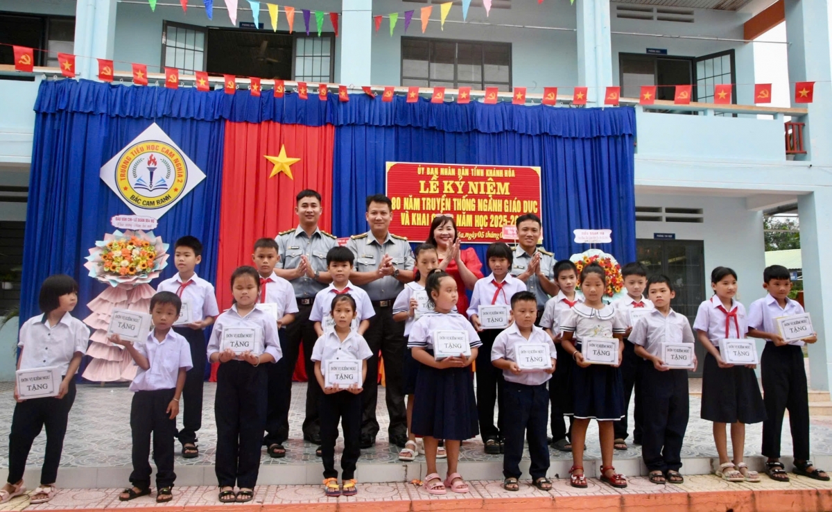 Chi đội Kiểm ngư số 4 tham dự Lễ khai giảng năm học 2025 - 2026 tại trường Tiểu học Cam Nghĩa 2