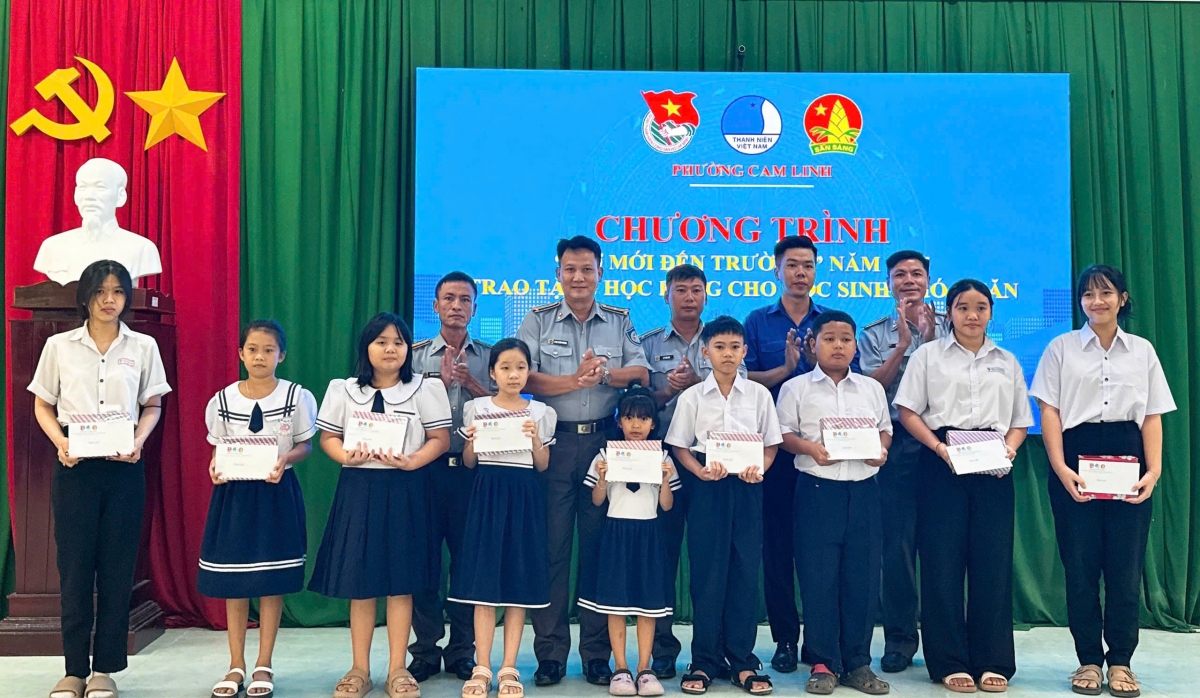 Chi đội Kiểm ngư số 4 phối hợp với Đoàn phường Cam Linh tổ chức Chương trình "Vở mới đến trường" năm học 2025 - 2026