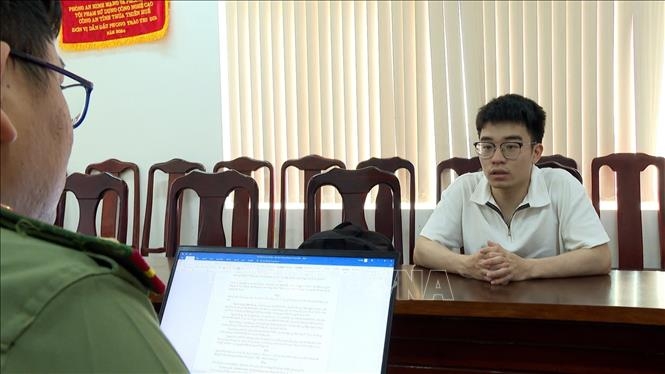 Cơ quan Công an điều tra làm việc với đối tượng trong đường dây làm giấy tờ giả.