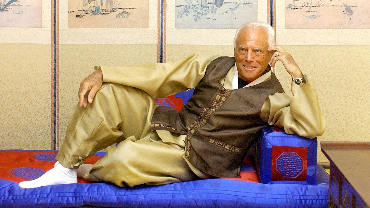 Giorgio Armani mặc trang phục Hanbok truyền thống và tạo dáng như một quý tộc Hàn Quốc ở Seoul ngày 2/4/2005. (Ảnh: JUNG YEON-JE/ ​AFP-JIJI)