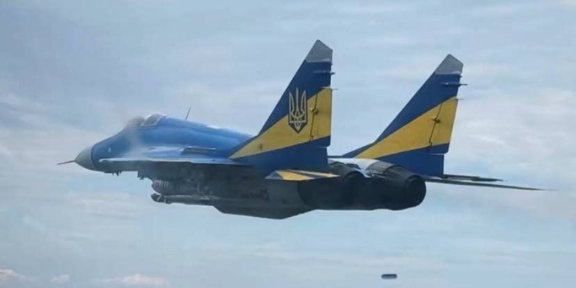 MiG-29 của Ukraine mang theo bom lượn. Ảnh: X