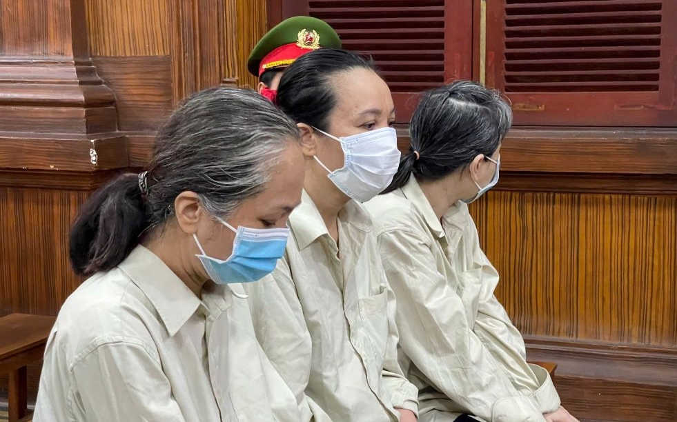 Bị cáo Giáp Thị Sông Hương (chủ cơ sở Mái ấm Hoa Hồng, ở giữa) bị tuyên phạt 2 năm 3 tháng tù. (Ảnh: A.T)