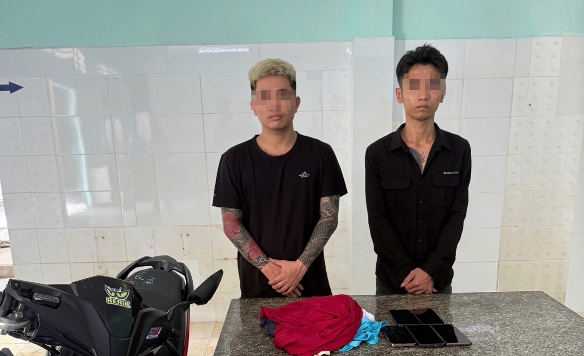 Cả 2 bị khởi tố, bắt tạm giam để điều tra hành vi “Gây rối trật tự công cộng”.