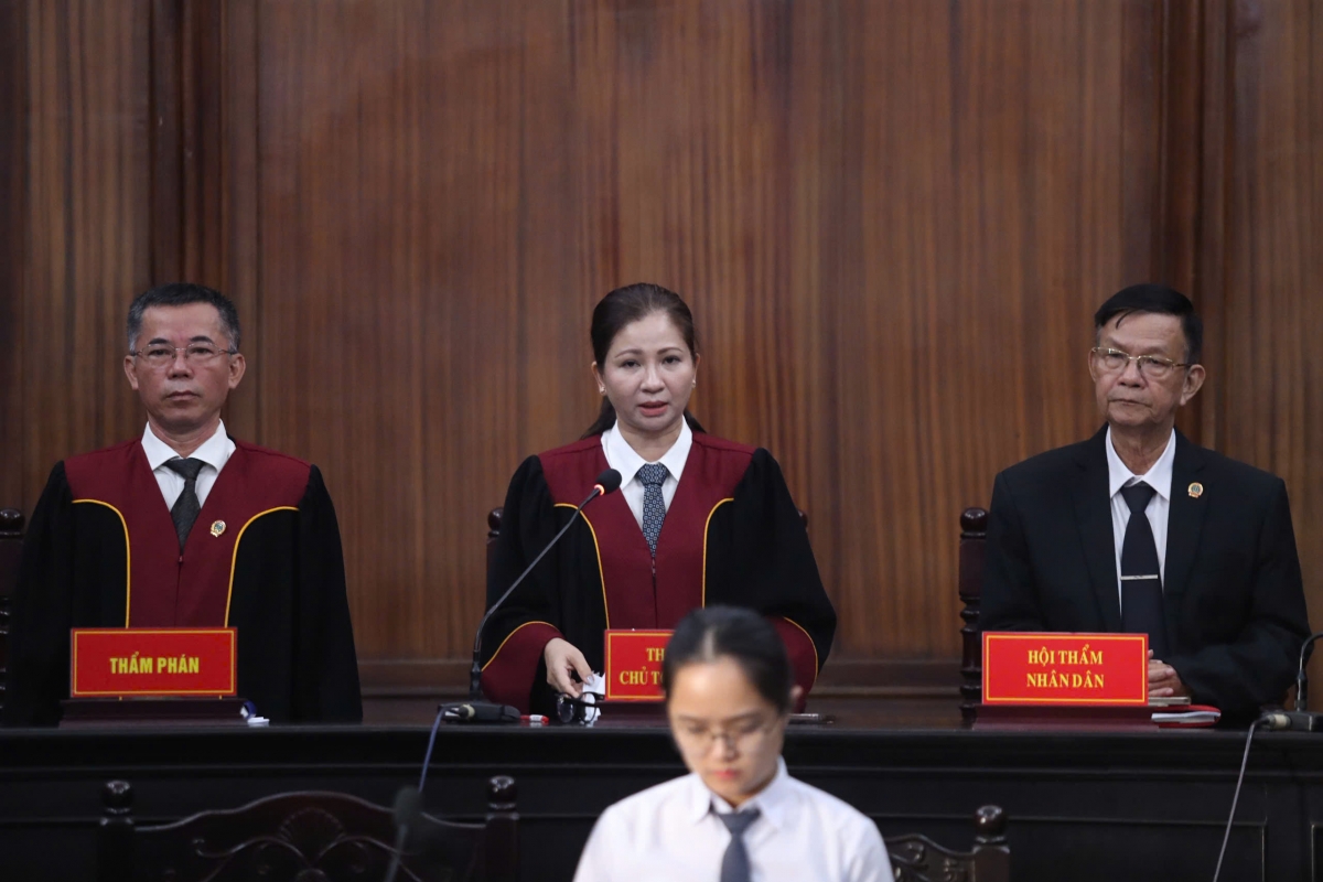 Hội đồng xét xử tuyên án đối với 16 bị cáo trong vụ án. (Ảnh: T.N)