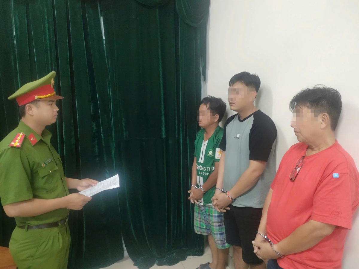 Cơ quan Cảnh sát điều tra tống đạt lệnh bắt đối với nhóm người liên quan vụ gây rối. (Ảnh: CACC)