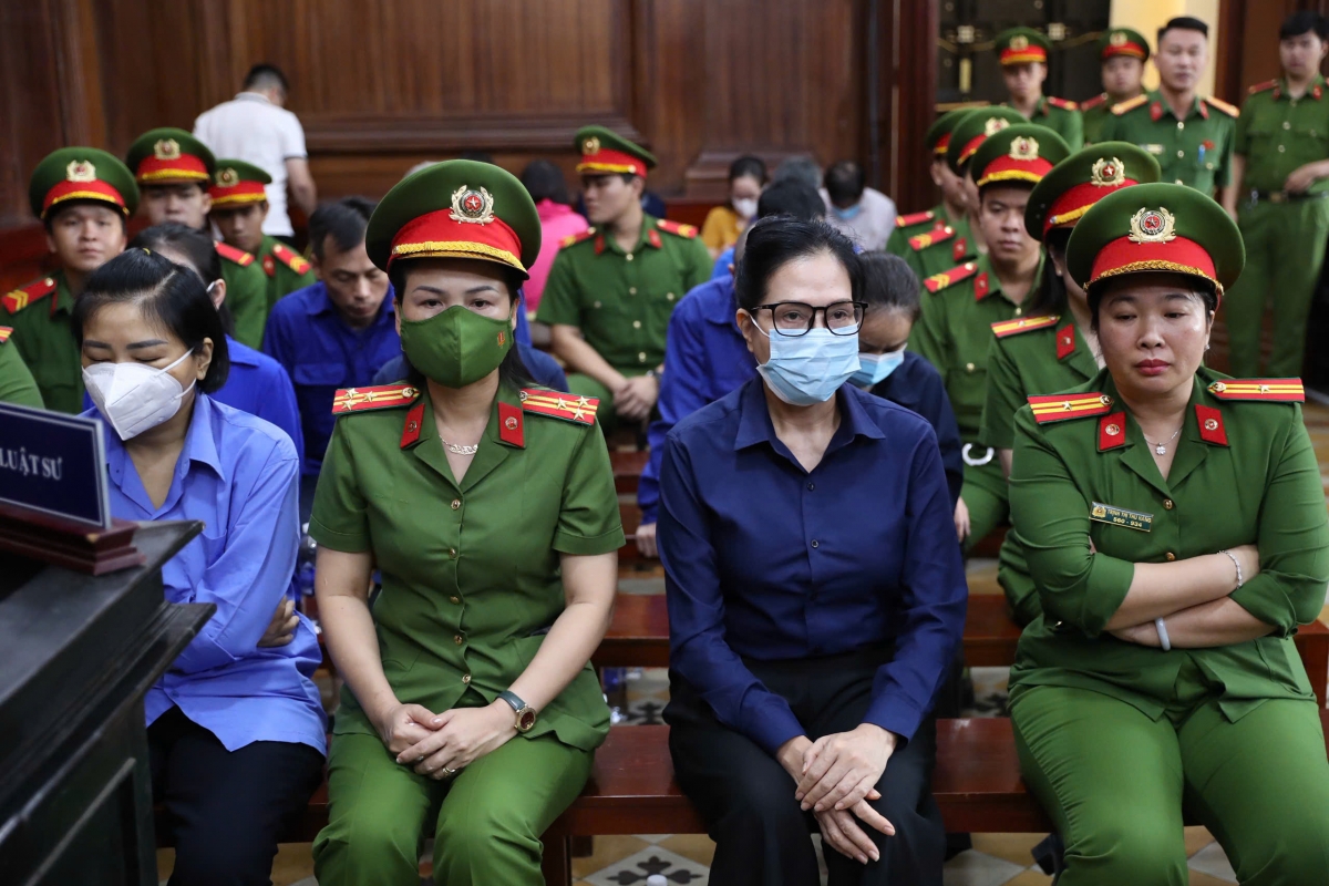 Bị cáo Lê Thuý Hằng cùng 15 đồng phạm được áp dẫn giải đến toà hôm 30/9. (Ảnh: T.N)