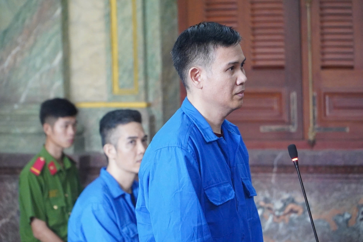 Bị cáo Phạm Văn Tam, cựu Chủ tịch HĐQT Công ty Asanzo bị truy tố xét xử về 2 tội "Buôn lậu" và "Trốn thuế".